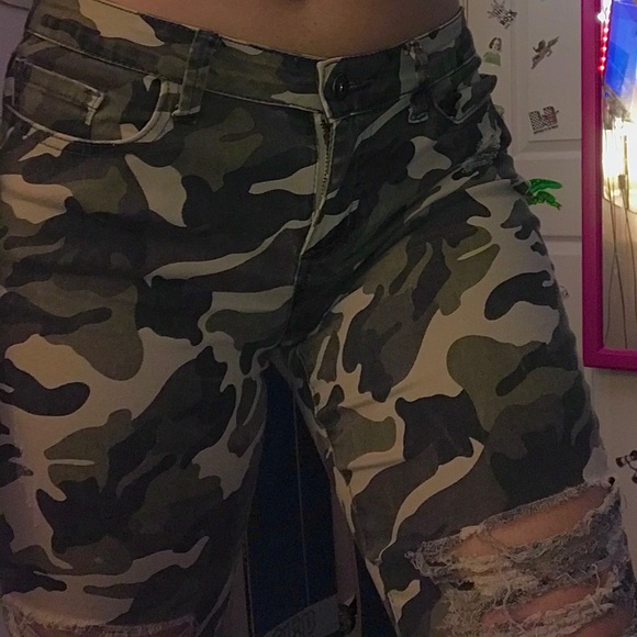 Ripped Camo Size 9 Ankle Pants - Picture 10 of 14